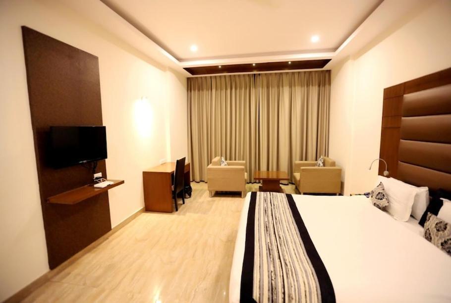 Hotel Krishna Palace Ayodhya Zewnętrze zdjęcie