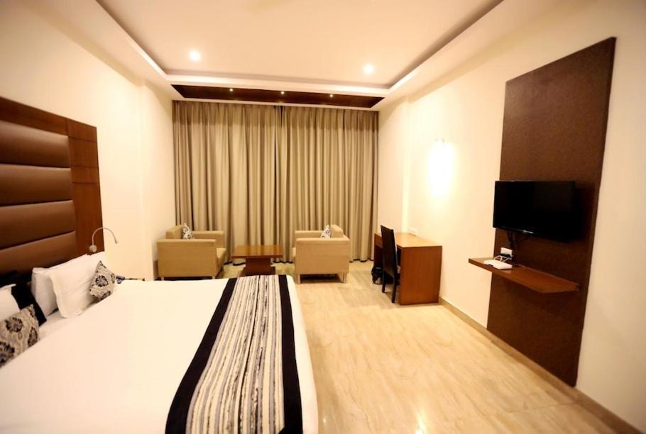 Hotel Krishna Palace Ayodhya Zewnętrze zdjęcie